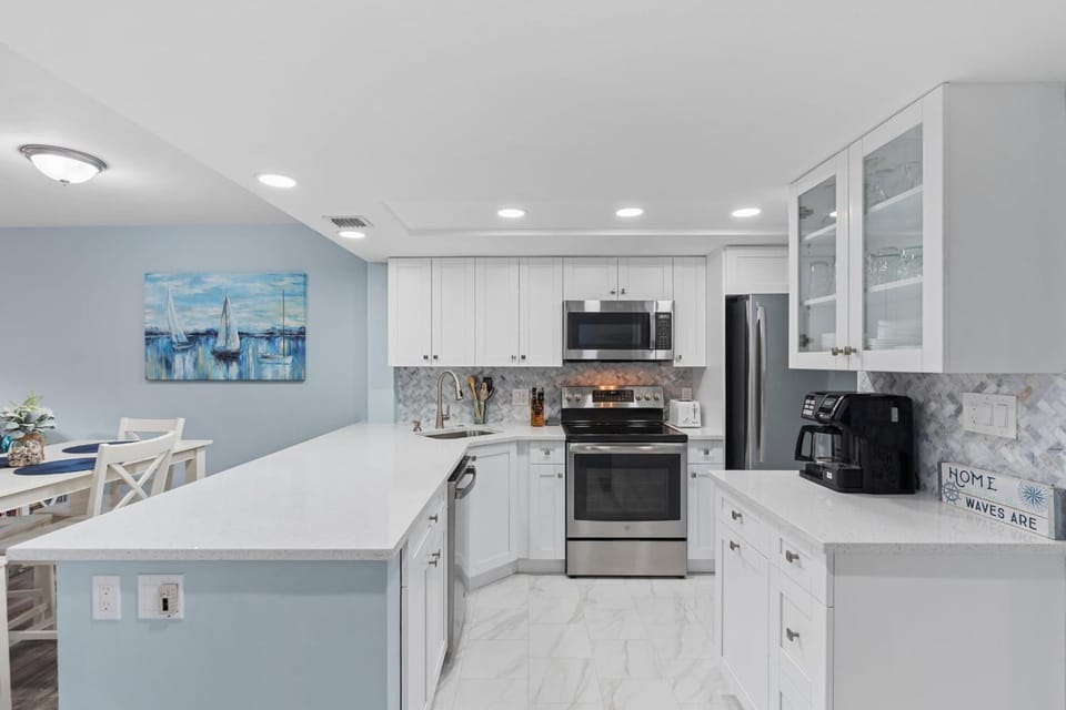 Luxury With Private Lanai Views and Close to the Pool House in Naples
