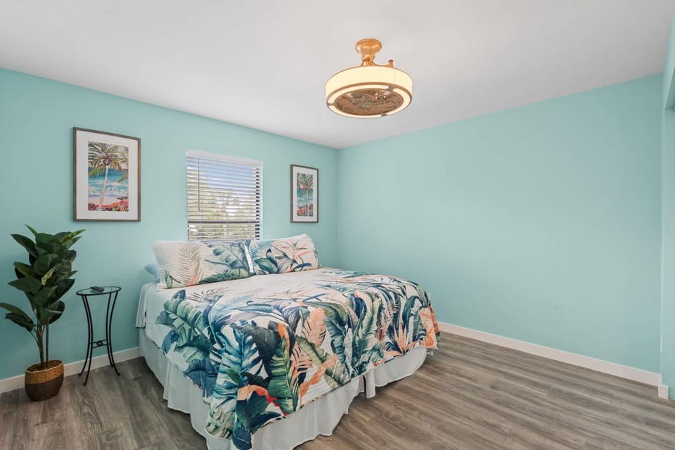 Luxury With Private Lanai Views and Close to the Pool House in Naples