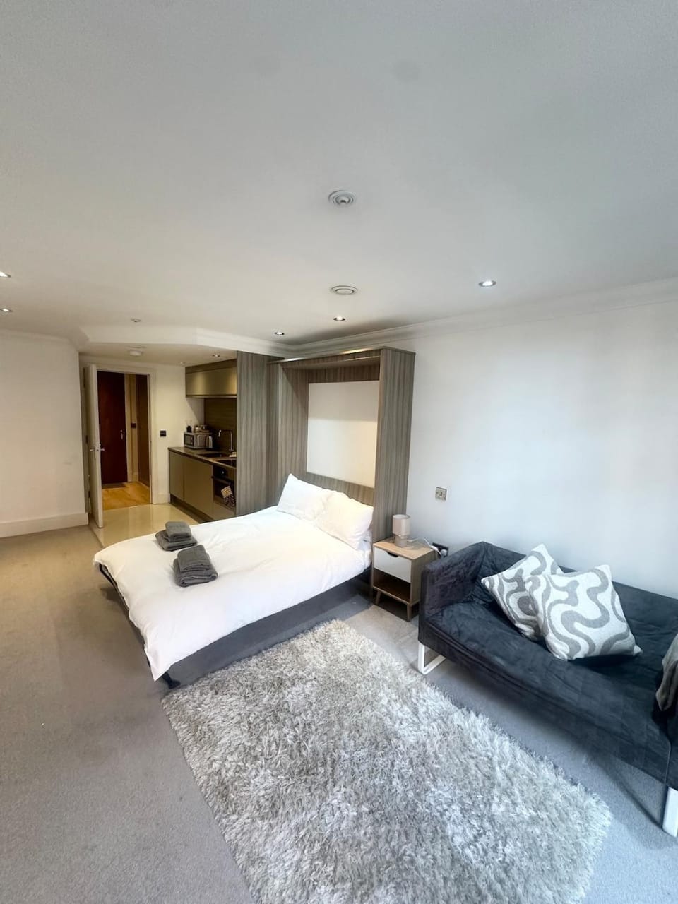 Bed, Photo of the whole room, Seating area