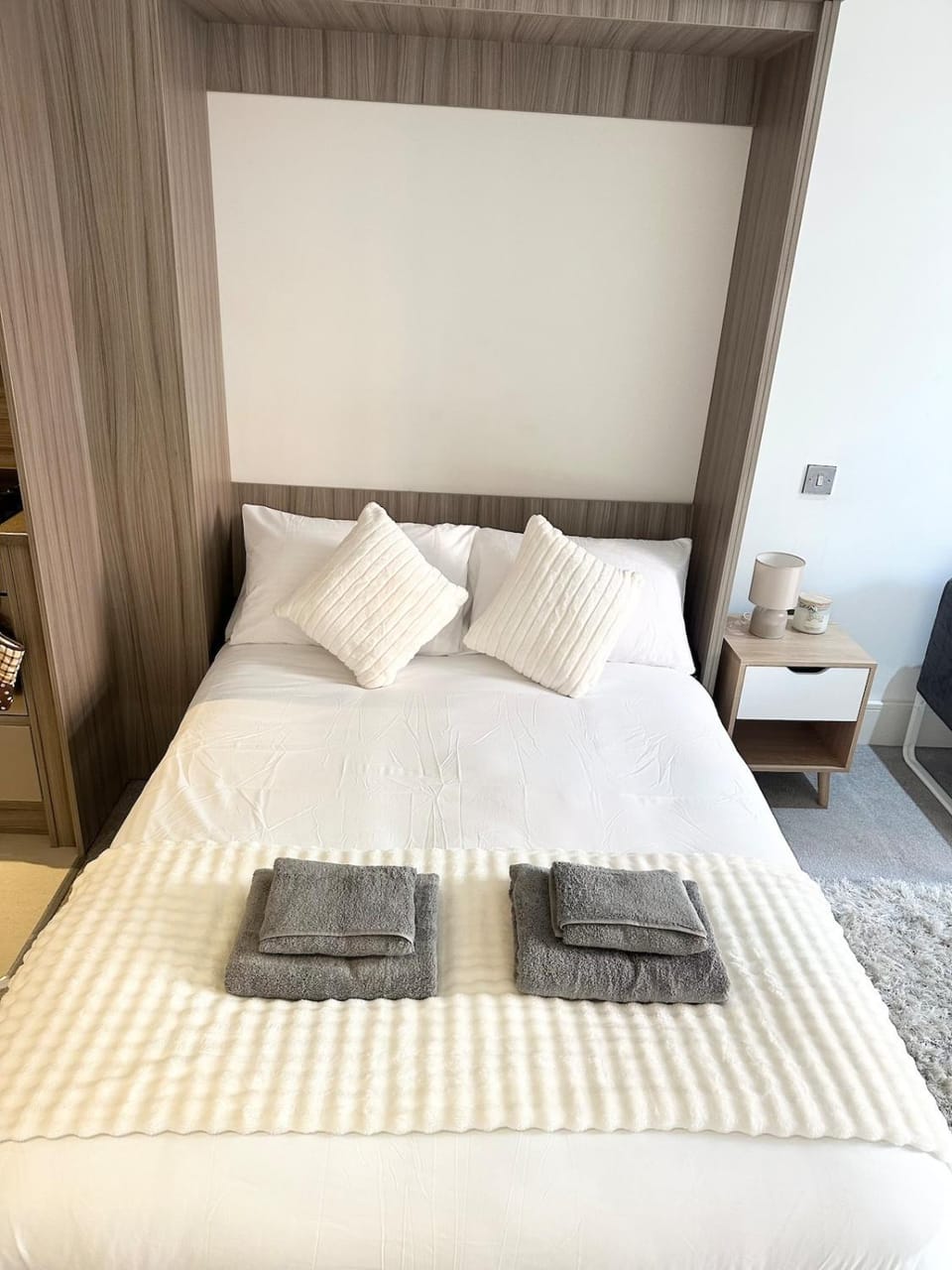 Bed, towels