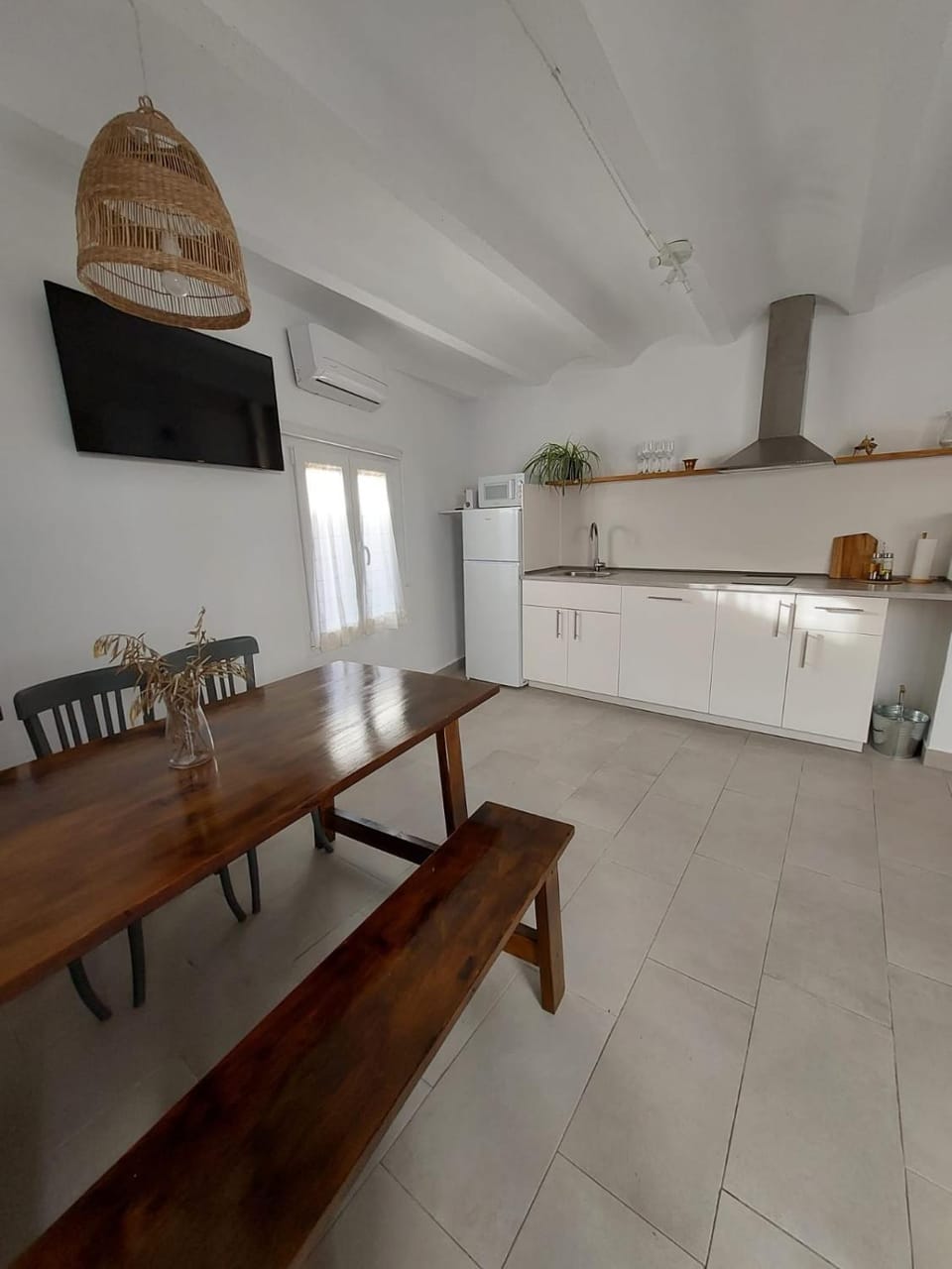 TV and multimedia, Kitchen or kitchenette, Dining area, stove