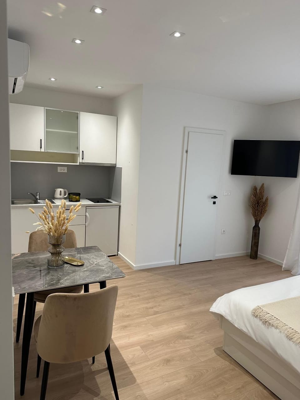 TV and multimedia, Kitchen or kitchenette, Seating area