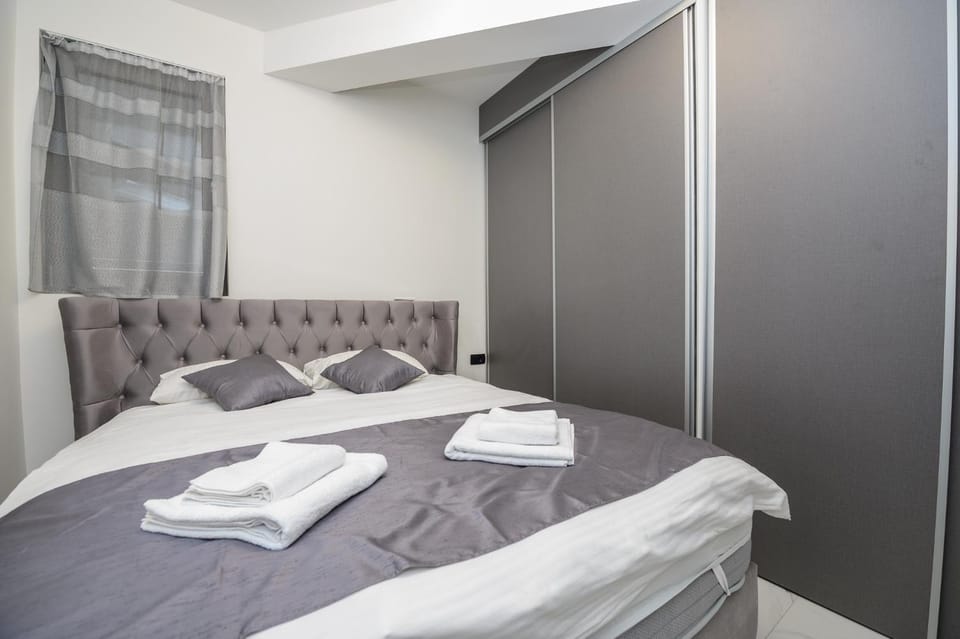 Bed, Bedroom, towels, wardrobe
