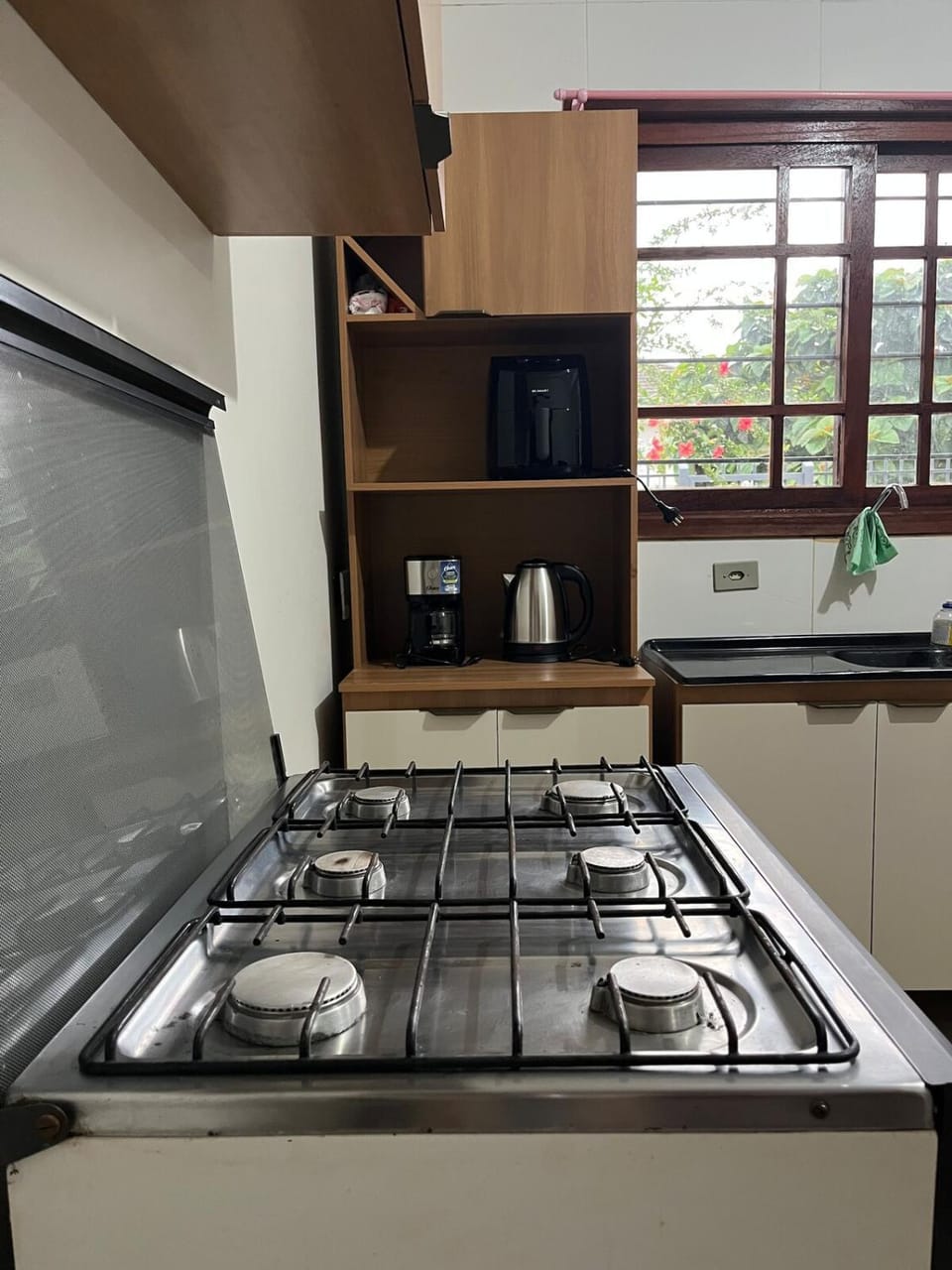 Coffee/tea facilities, Kitchen or kitchenette, stove
