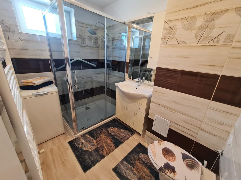 Shower, Bathroom, towels