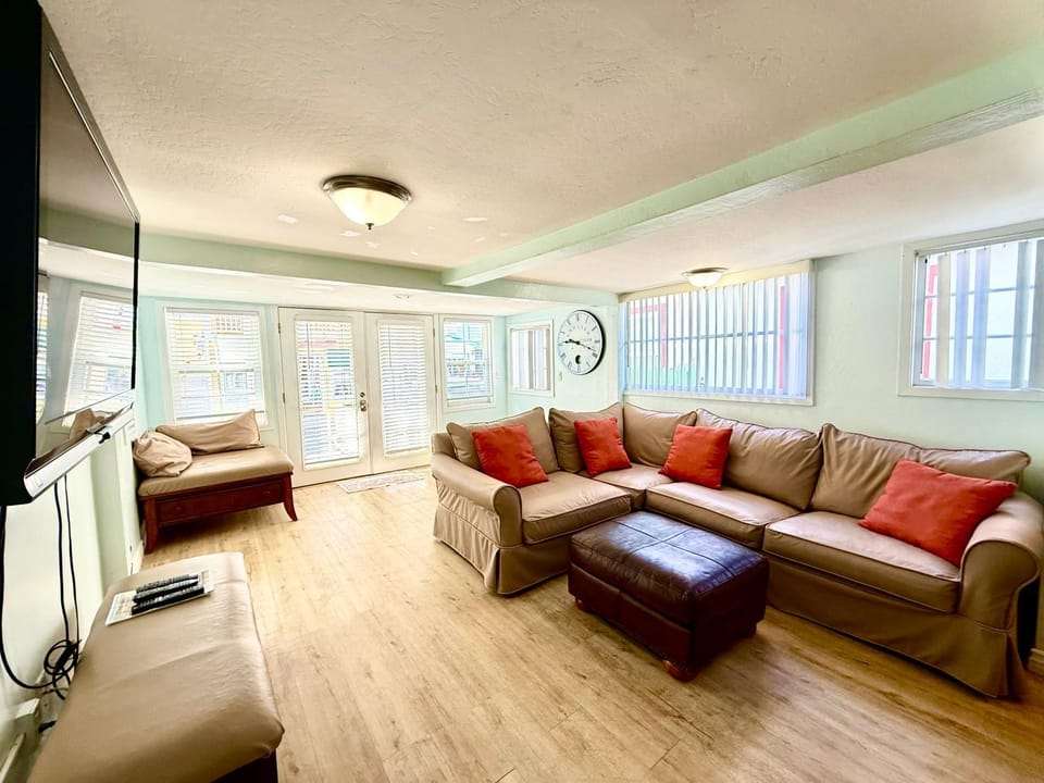 124CL 124 Claressa Ave House in Avalon