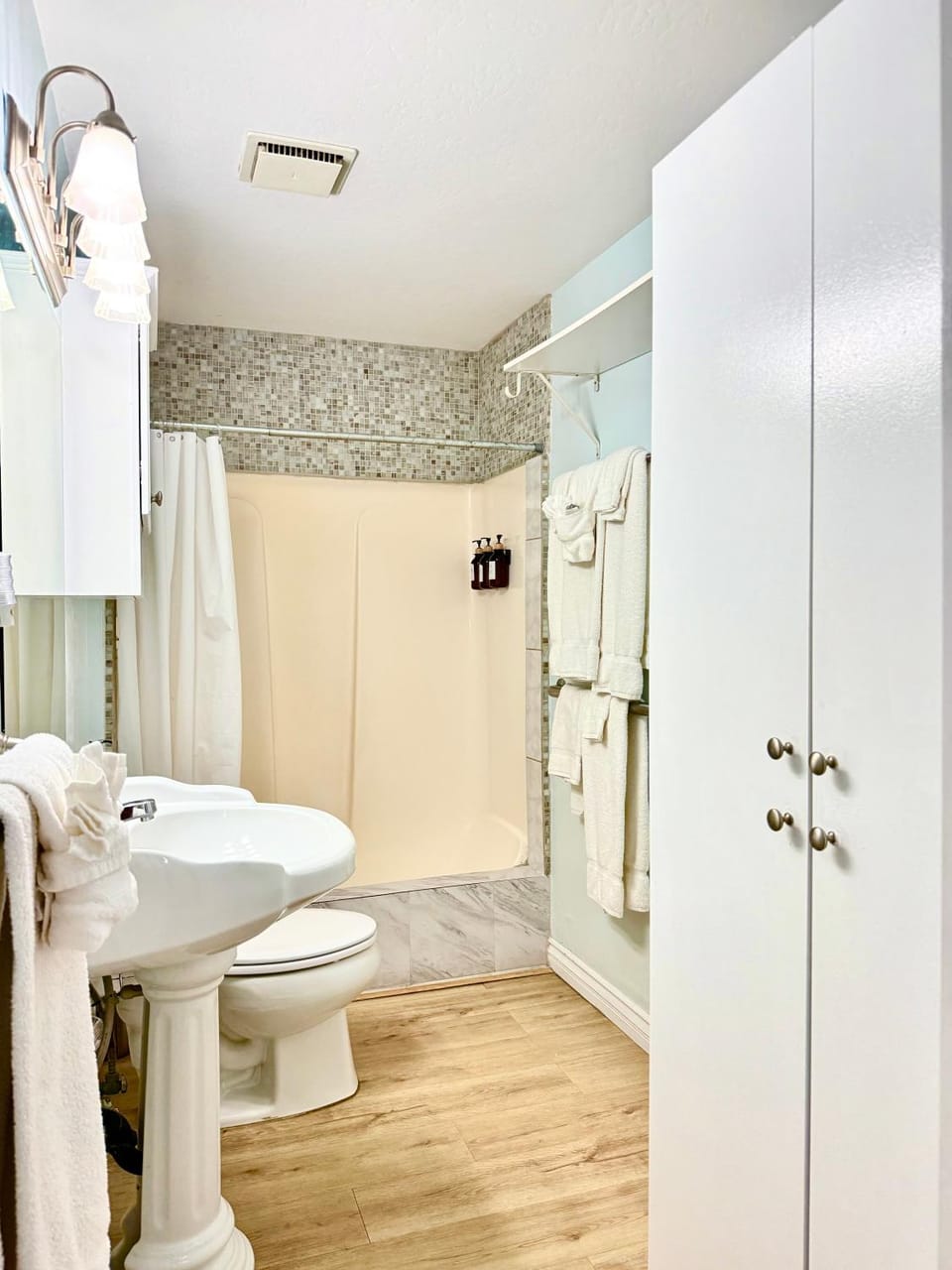 124CL 124 Claressa Ave House in Avalon