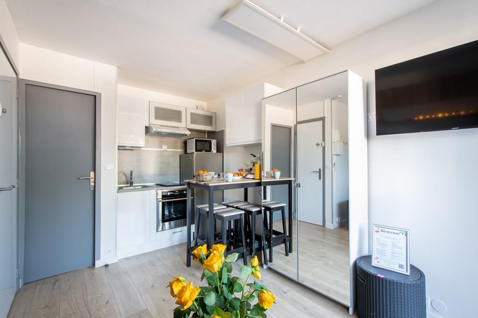 TV and multimedia, Coffee/tea facilities, Parking, microwave, stove, kitchen, air conditioner