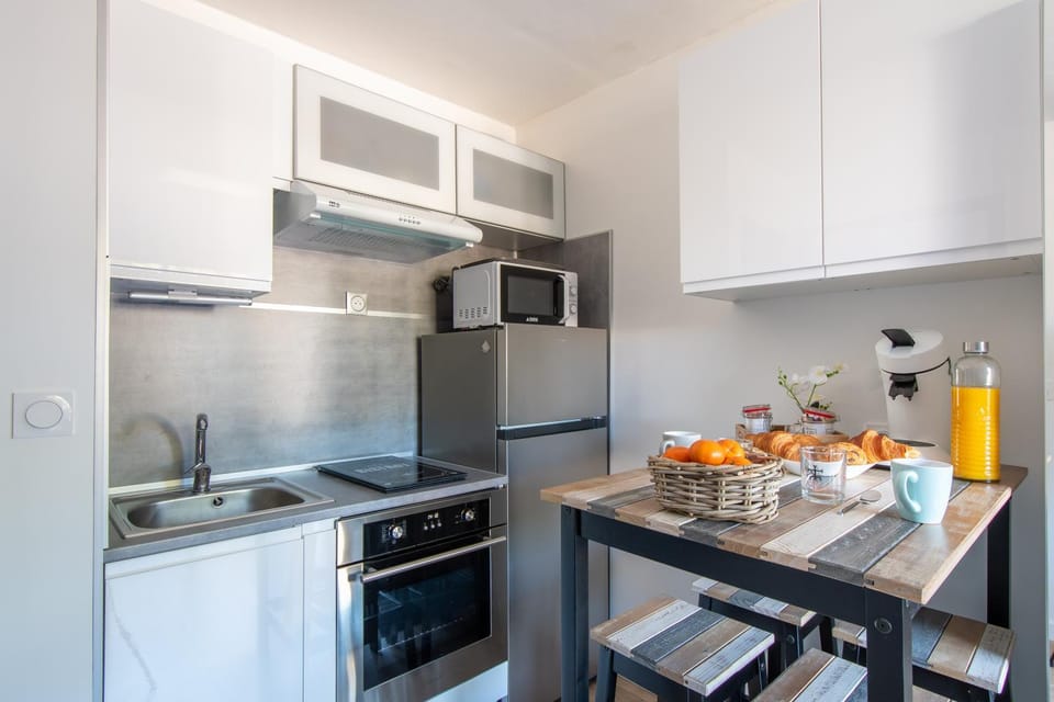 Coffee/tea facilities, microwave, stove, kitchen