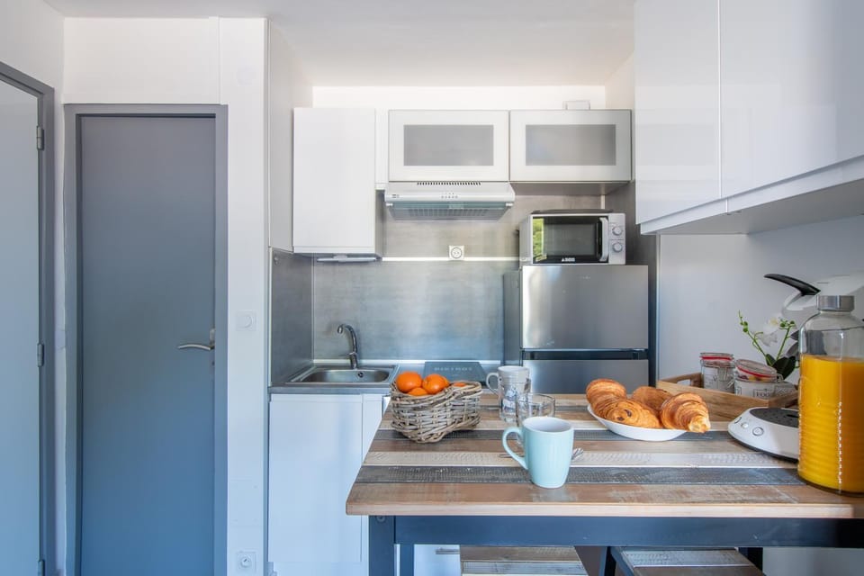 Coffee/tea facilities, microwave, kitchen