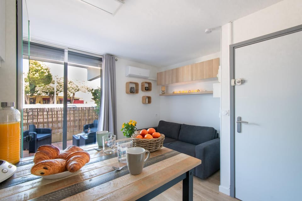 Balcony/Terrace, Living room, Dining area, air conditioner