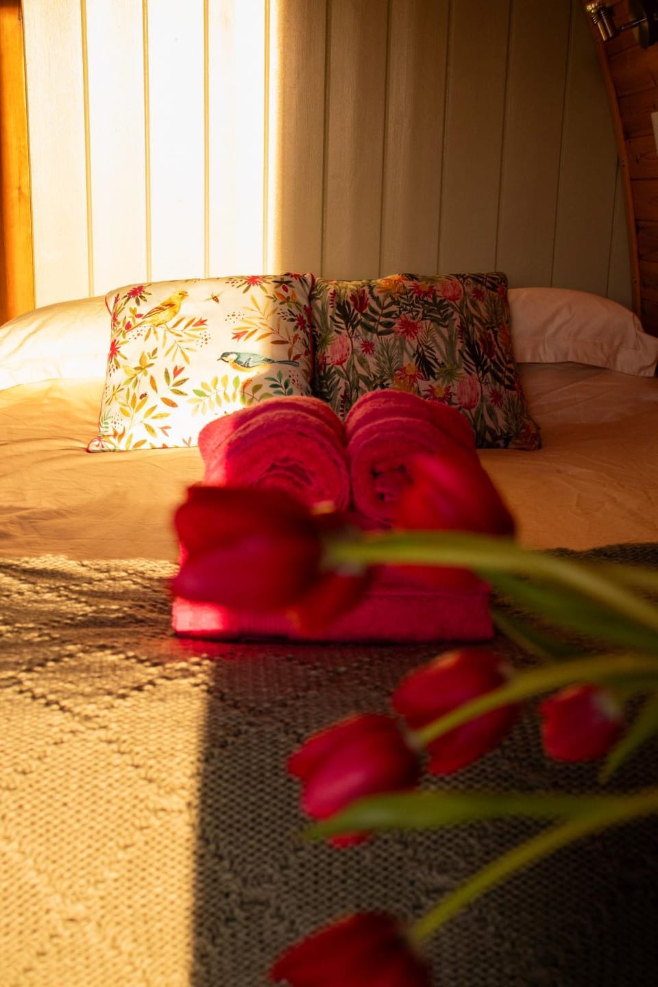 Bed, Bedroom, towels