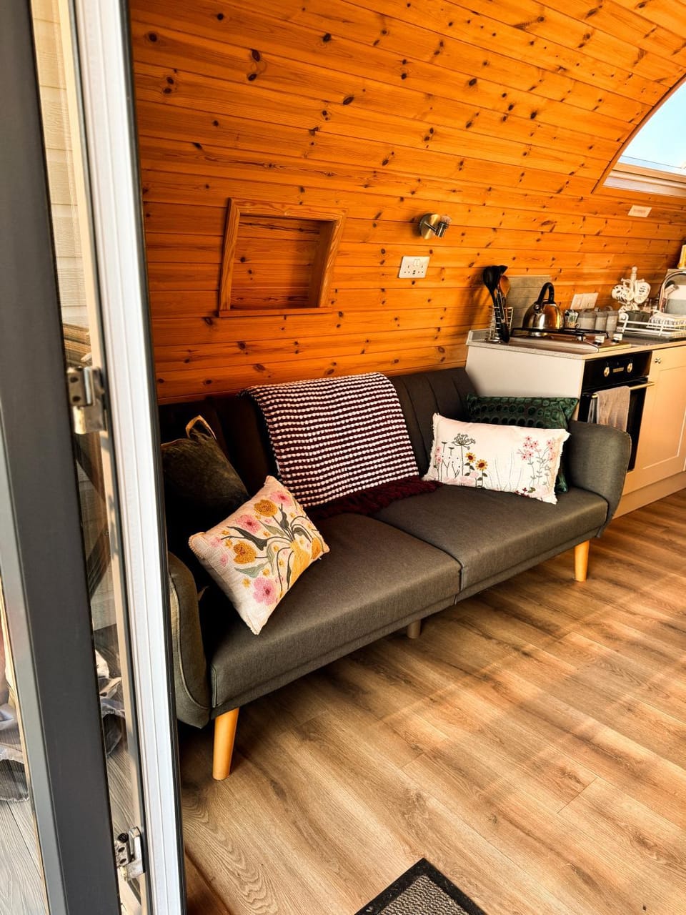 TV and multimedia, Kitchen or kitchenette, Living room, Seating area, heating