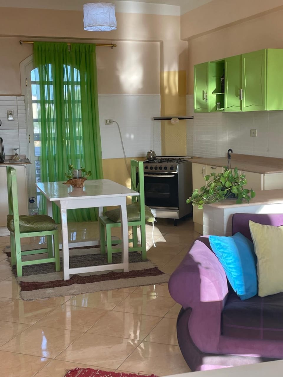 Kitchen or kitchenette, Dining area, oven