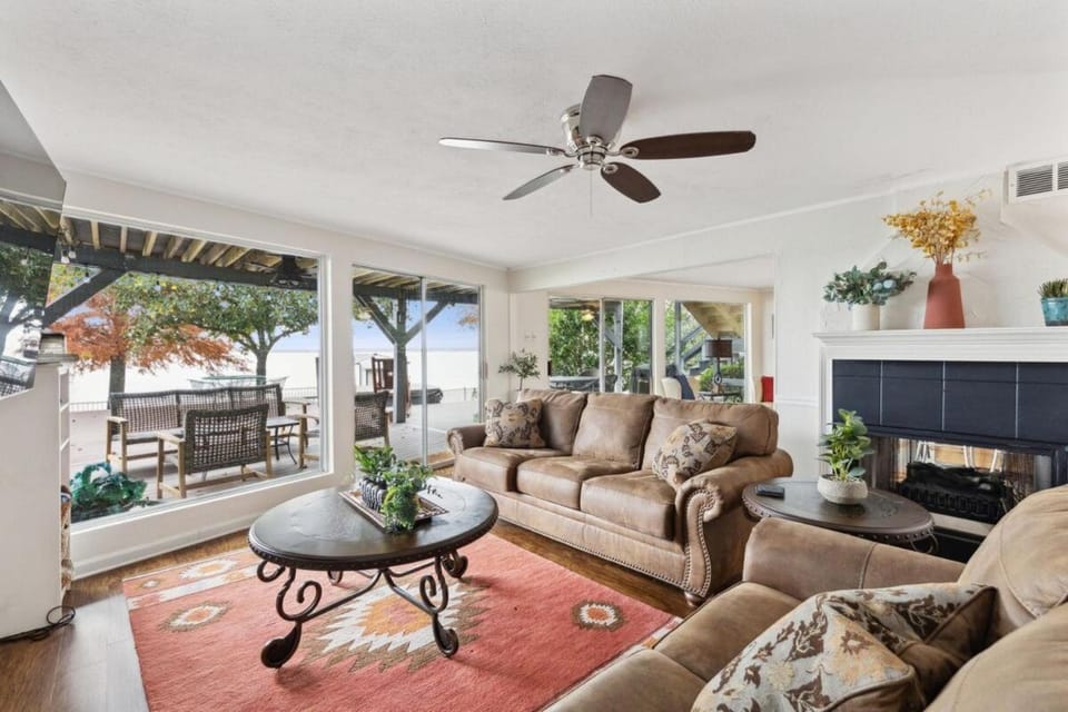 Lone Star Lake Cottage-NEW Trex Deck, boat dock House in Gun Barrel City