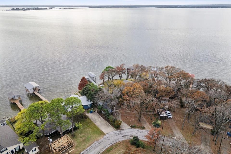 Lone Star Lake Cottage-NEW Trex Deck, boat dock House in Gun Barrel City