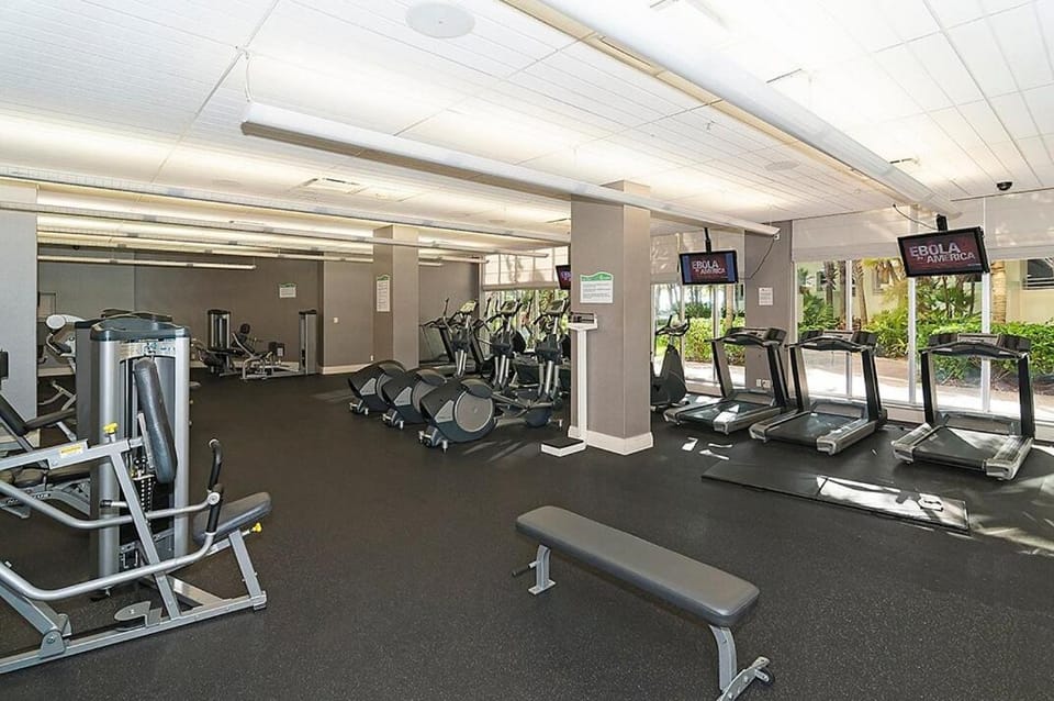 Direct access to the beach, pool and parking 3T Apartment in Hollywood