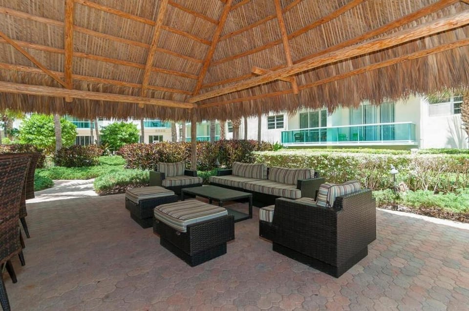 Direct access to the beach, pool and parking 3T Apartment in Hollywood
