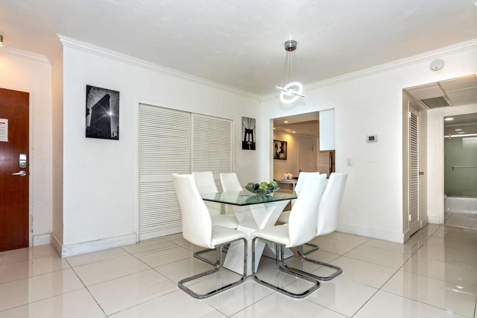 Direct access to the beach, pool and parking 3T Apartment in Hollywood