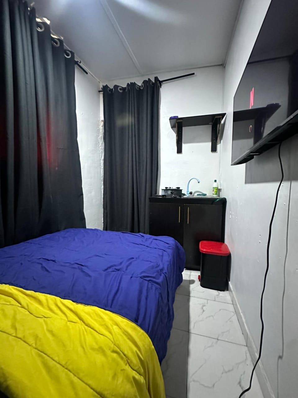 Mini Studio Room in ilasan lekki ikate, The Toilet is Shared, with Netflix Apartment in Lagos, Nigeria