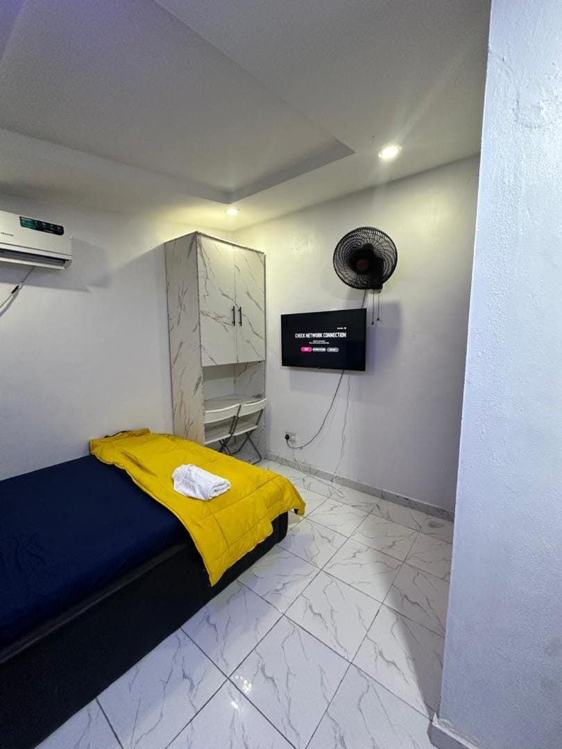 Serviced Self Contained Room At Aquaview estate Ogudu, 15 mins to the Airport Apartment in Lagos