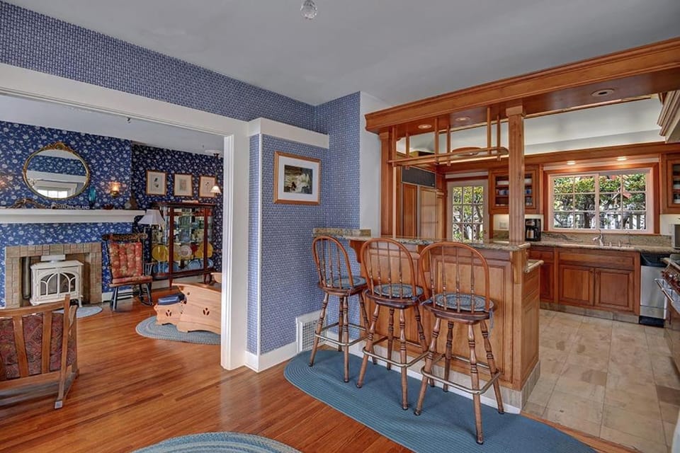 176MT Middle Terrace House in Avalon