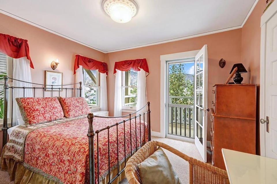 176MT Middle Terrace House in Avalon