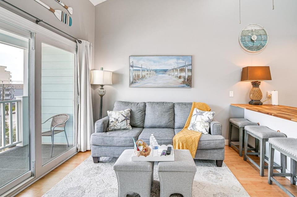 Walk to Beach: Condo w/ Balcony in Murrells Inlet! House in Garden City