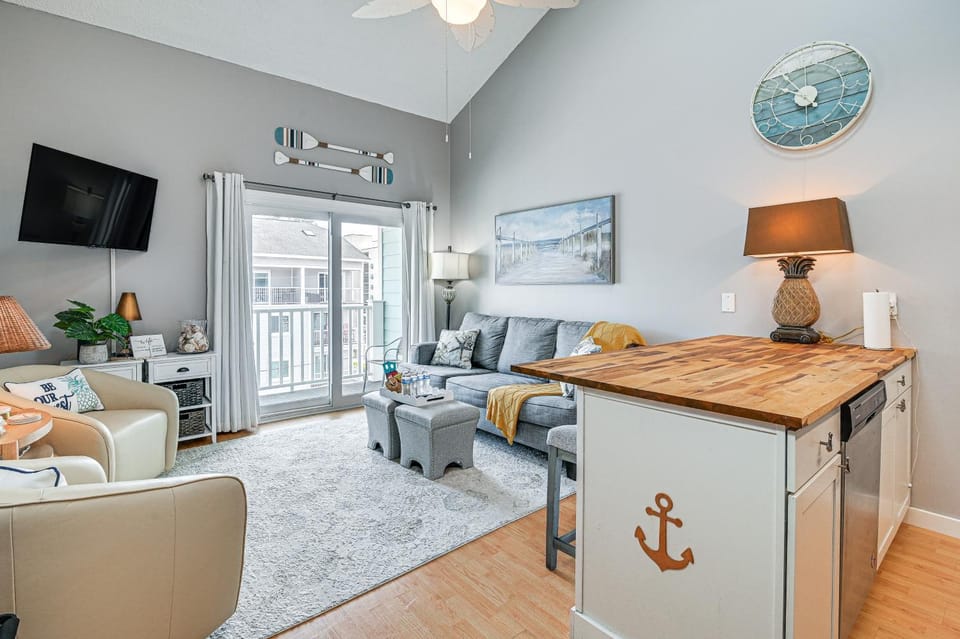 Walk to Beach: Condo w/ Balcony in Murrells Inlet! House in Garden City