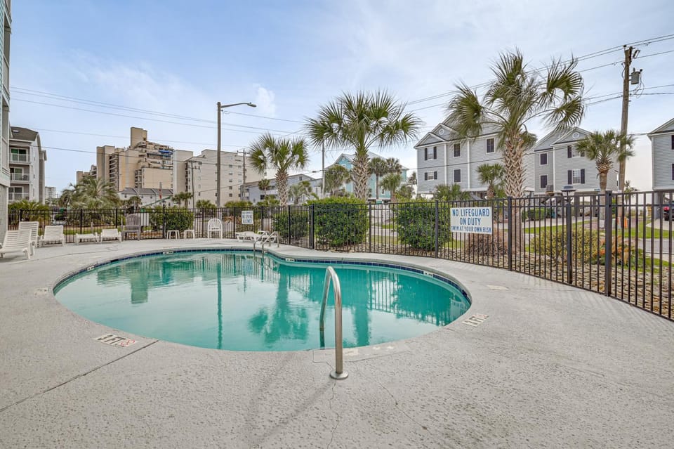 Walk to Beach: Condo w/ Balcony in Murrells Inlet! House in Garden City