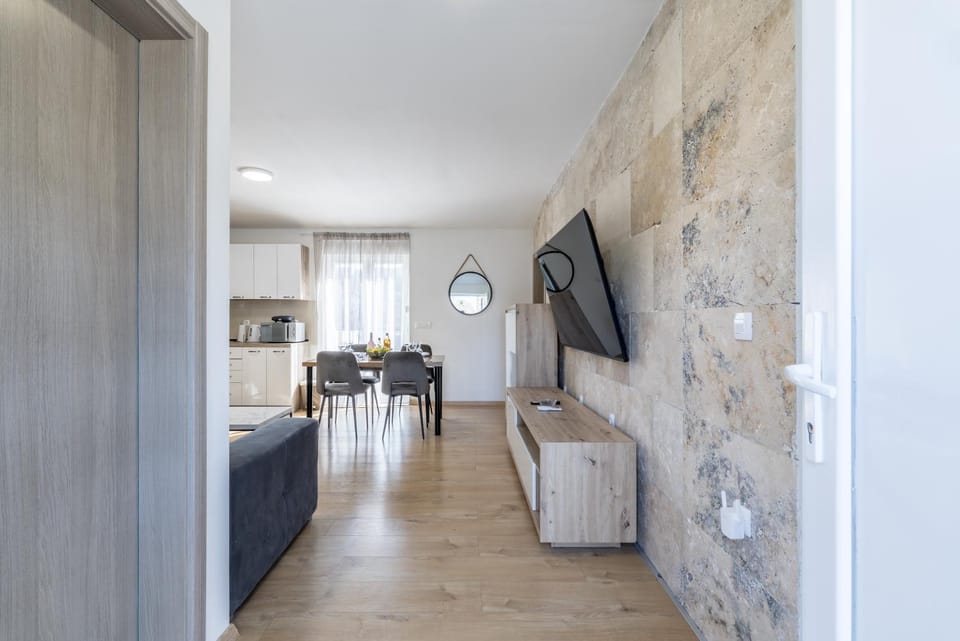 TV and multimedia, Kitchen or kitchenette, Living room, Photo of the whole room, Bedroom