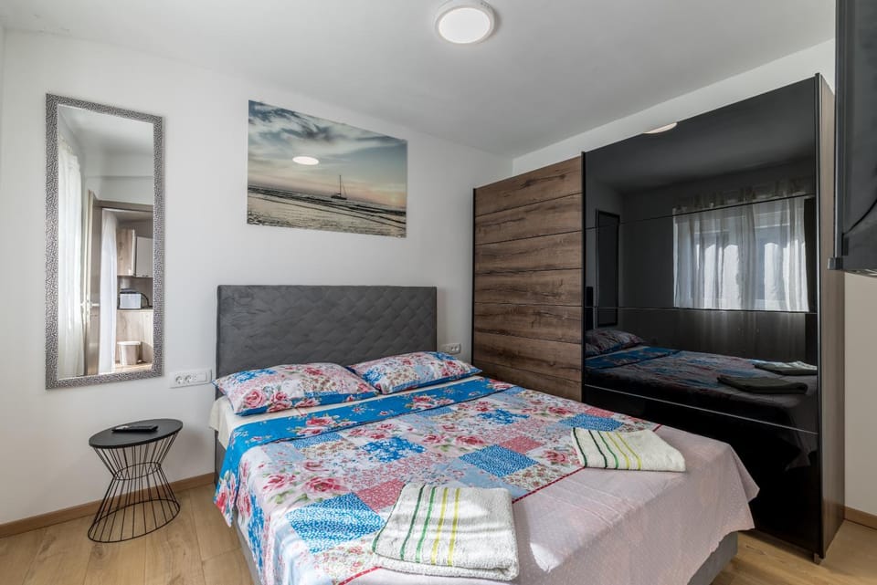 Bed, TV and multimedia, Bedroom