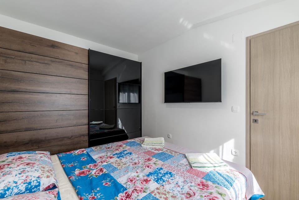 Communal lounge/ TV room, Bed, TV and multimedia, Bedroom