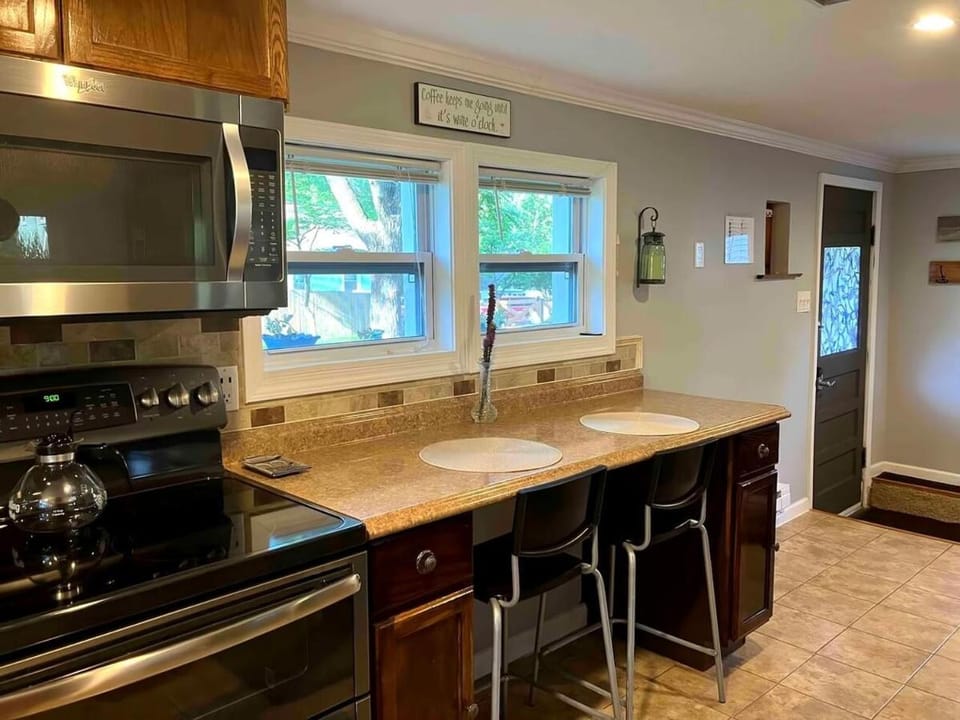 Quaint Cottage - Kansas City Area Chalet in Independence