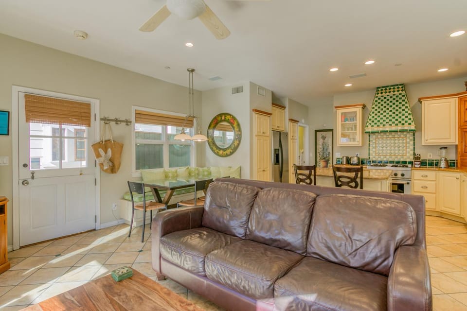 203D 203 Descanso Ave. House in Avalon