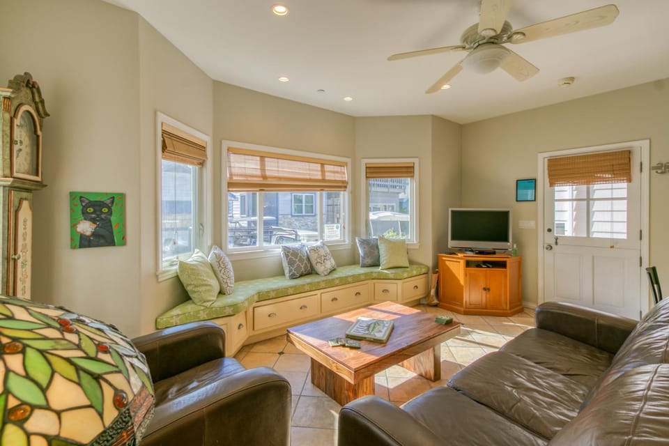 203D 203 Descanso Ave. House in Avalon