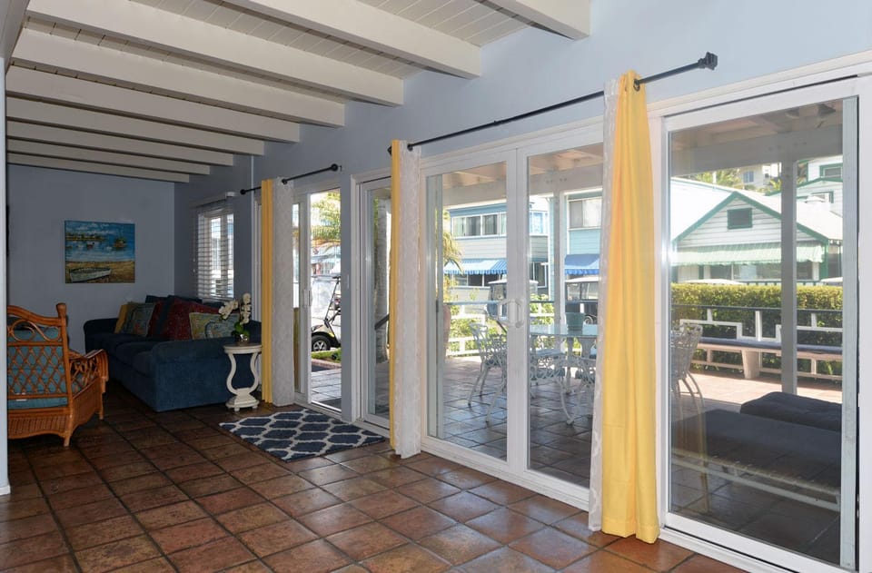 211CL 211 Claressa House in Avalon