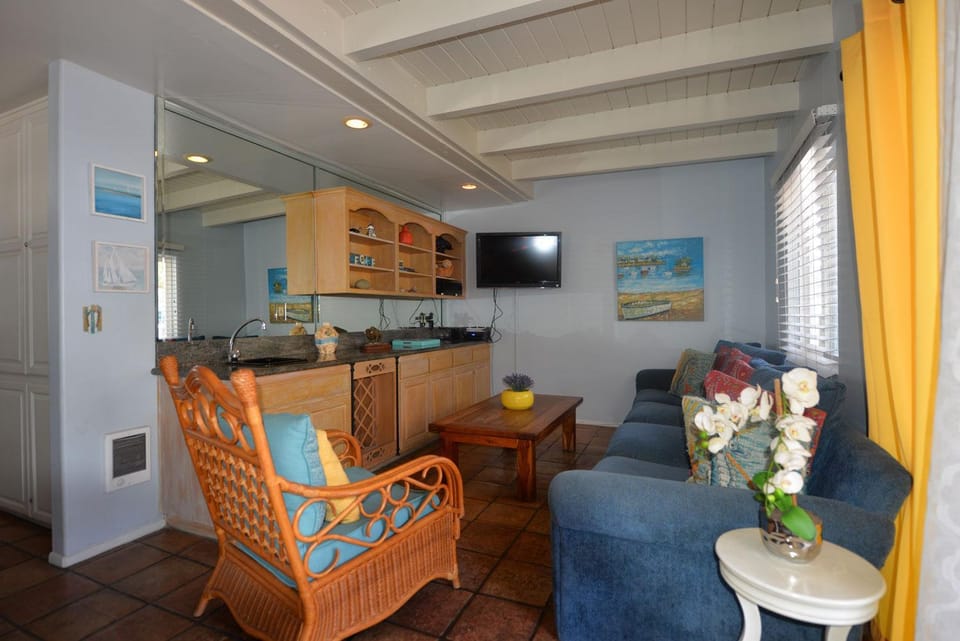 211CL 211 Claressa House in Avalon