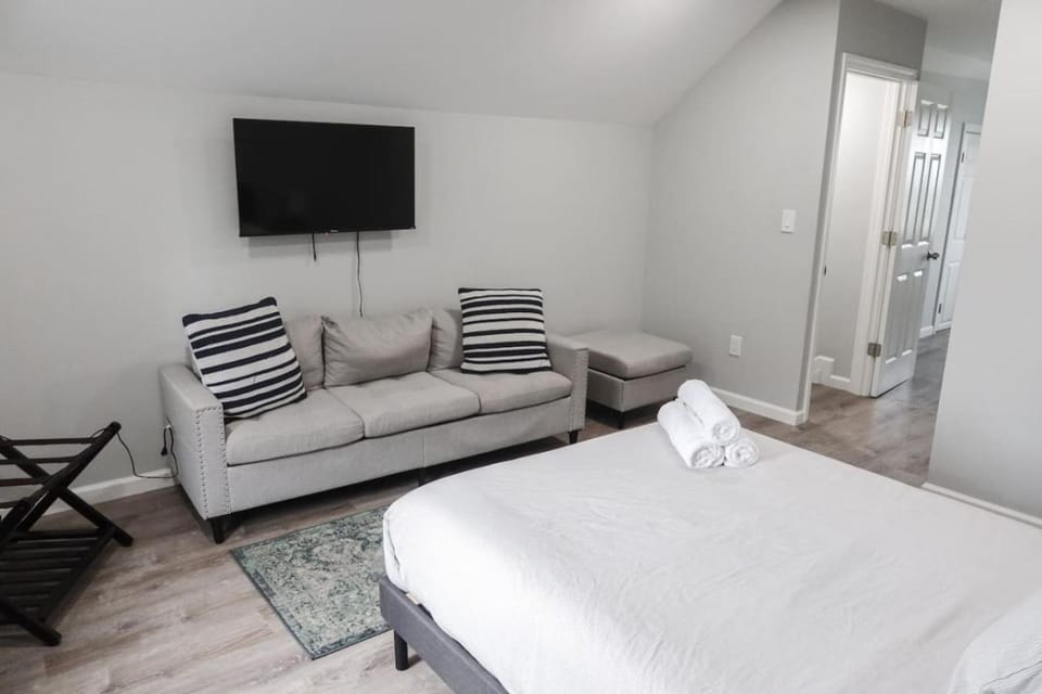5Bed 2Bath Near NYC, Parking, Laundry Apartment in Irvington
