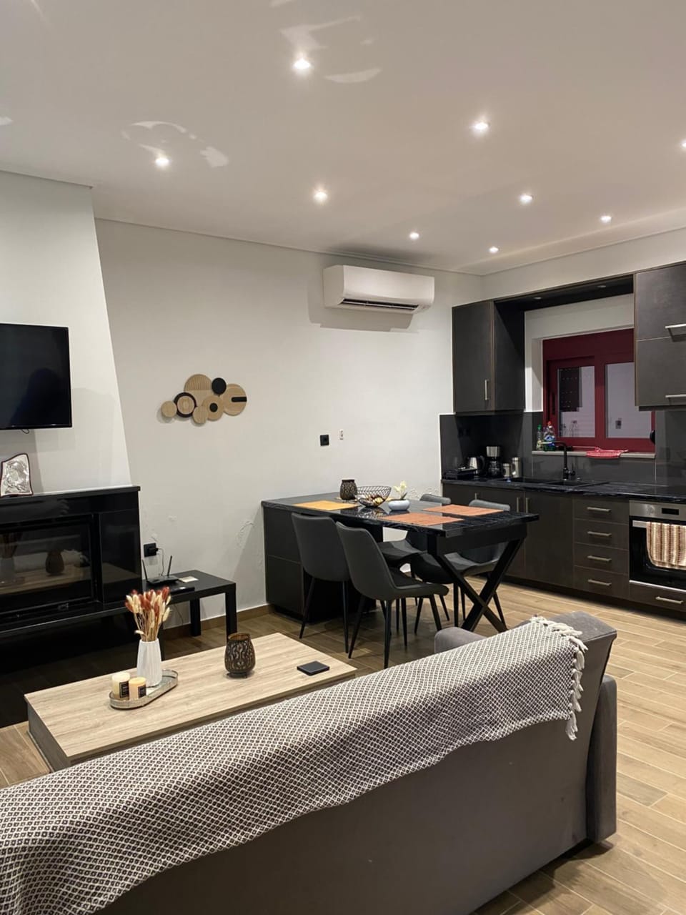 TV and multimedia, Seating area, Dining area