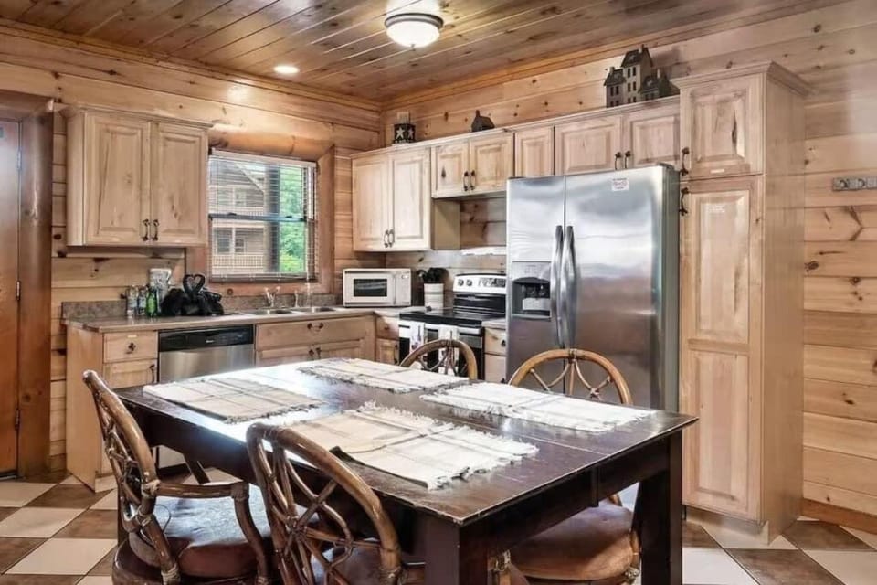 Mountain 7BR Cabin - Pet-friendly, Hot Tub, Pool, and Views Cabin in Pigeon Forge
