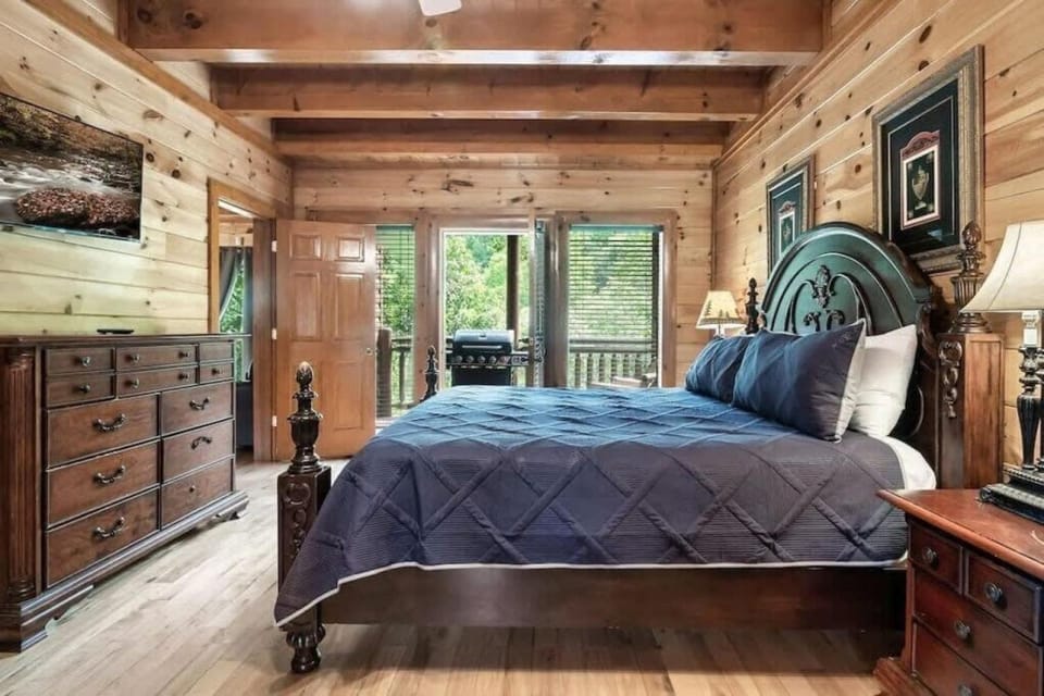Mountain 7BR Cabin - Pet-friendly, Hot Tub, Pool, and Views Cabin in Pigeon Forge