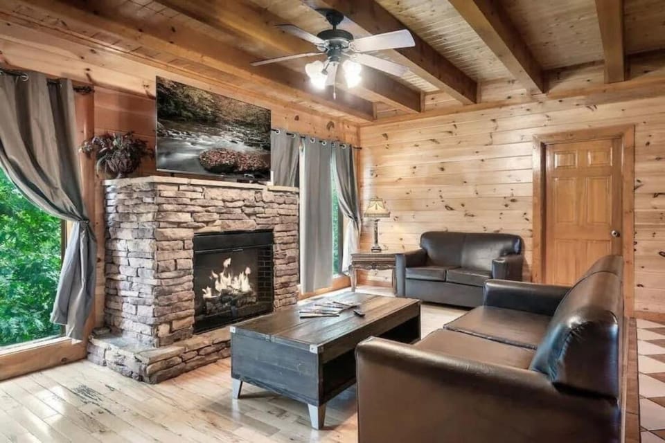Mountain 7BR Cabin - Pet-friendly, Hot Tub, Pool, and Views Cabin in Pigeon Forge