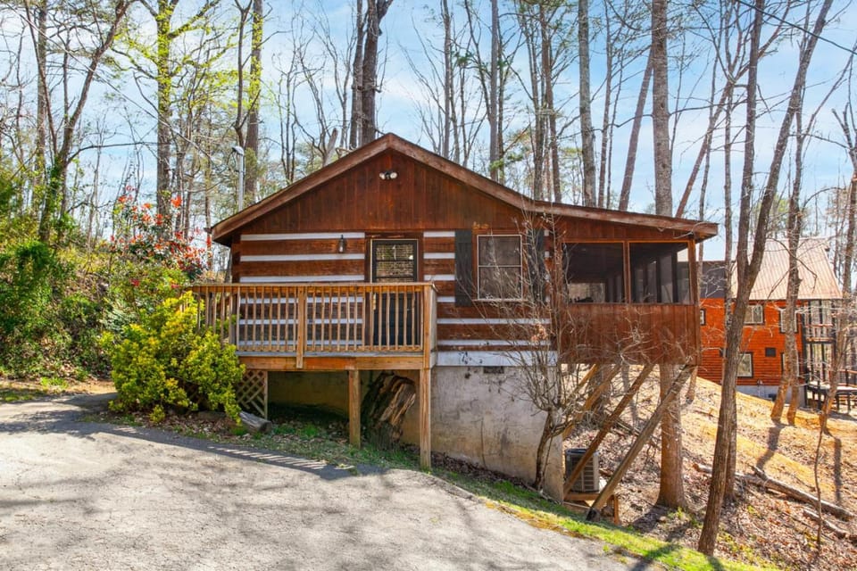 The Secret Nest Hot Tub Jacuzzi Tub Grill House in Pigeon Forge