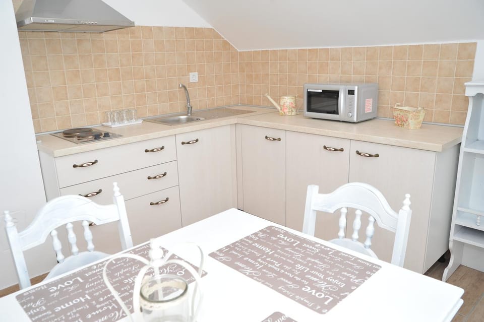 Kitchen or kitchenette, Dining area