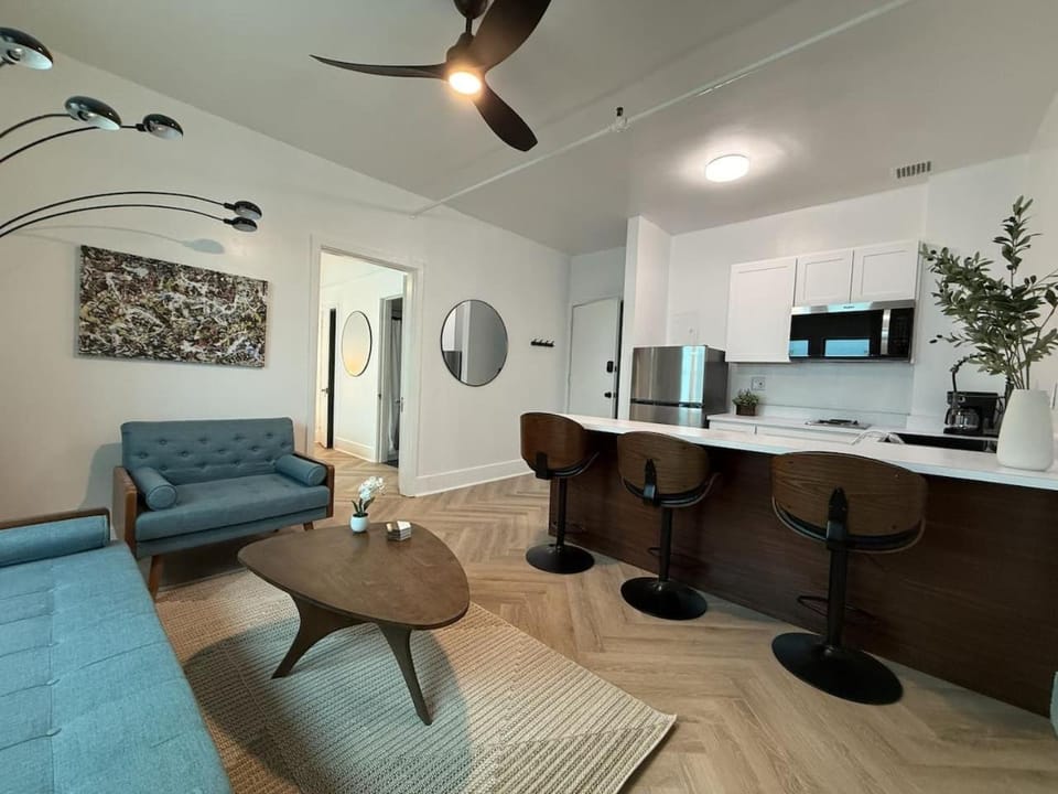 Kitchen or kitchenette, Living room, Seating area, Dining area