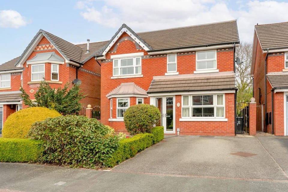 Partridge Rise- Near Aintree -Sleeps 9 House in Liverpool