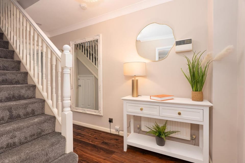 Partridge Rise- Near Aintree -Sleeps 9 House in Liverpool