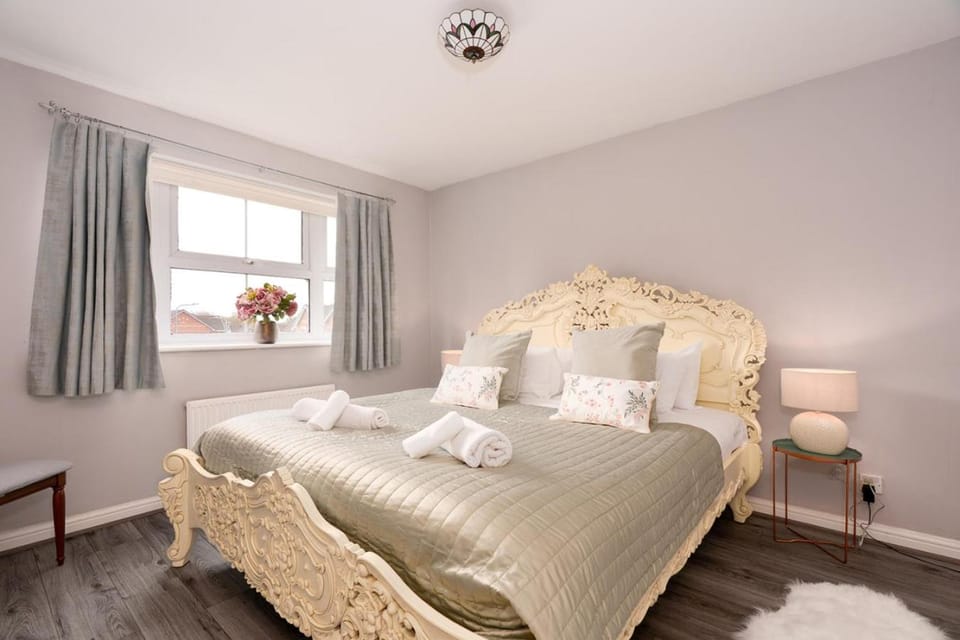 Partridge Rise- Near Aintree -Sleeps 9 House in Liverpool