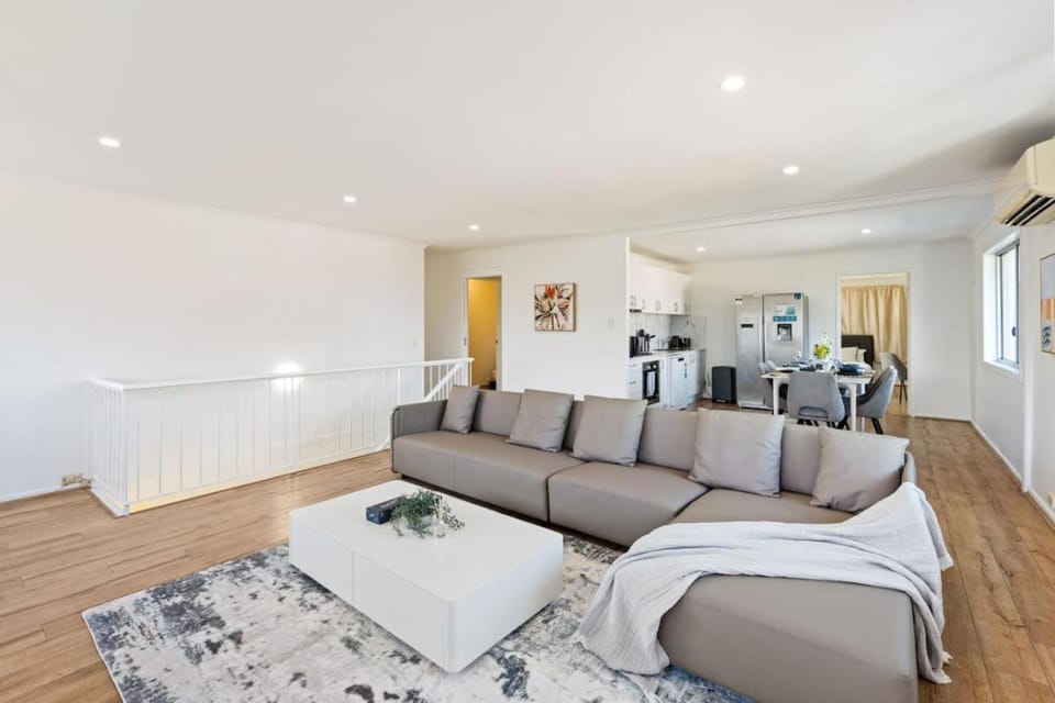 1Mins to Pinelands Plaza 4BR Chic Family Retreat House in Brisbane